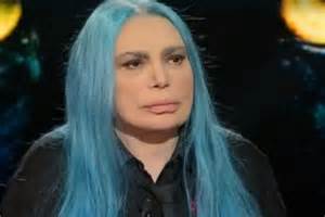 Loredana Bertè in una posa pensierosa