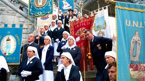 Pellegrini e volontari Unitalisi davanti al Santuario di Lourdes