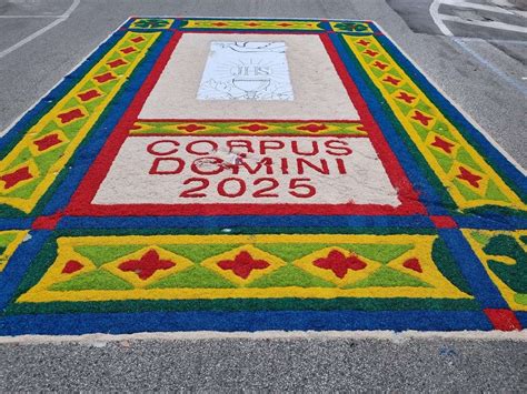 infiorata per il Corpus Domini in una città italiana