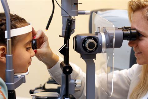 Illustrazione di un bambino durante una visita oculistica pediatrica in un ambiente sereno