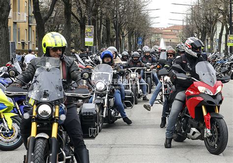 foto di partecipanti a un motoraduno con moto storiche