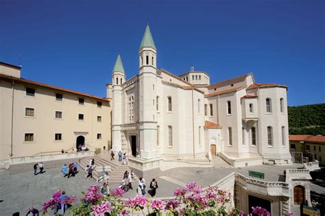 Basilica di Santa Rita da Cascia con pellegrini.
