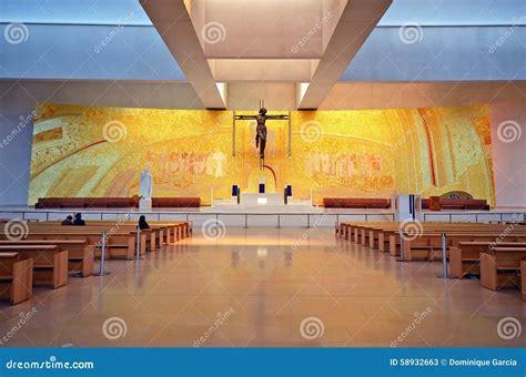 Foto di una chiesa moderna con ambo e altare centrali