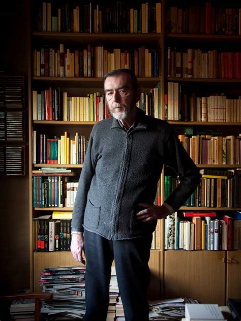 Ritratto di Valerio Evangelisti durante un'intervista, con uno sfondo neutro.