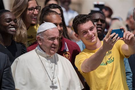 Papa Francesco in dialogo con i giovani in un evento ecclesiale