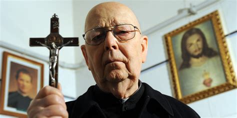 Padre Gabriele Amorth in un momento di preghiera o catechesi