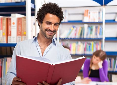 Un ospite che legge un libro nella biblioteca dell'istituto