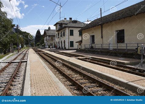 Stazione ferroviaria di Santa Maria Maggiore con il treno e un paesaggio autunnale