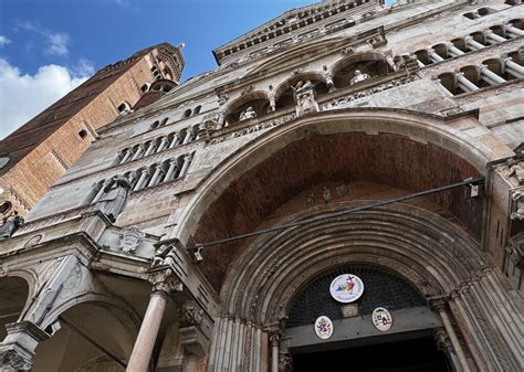 Foto dello stemma robbiano sul portale principale dell'abbazia