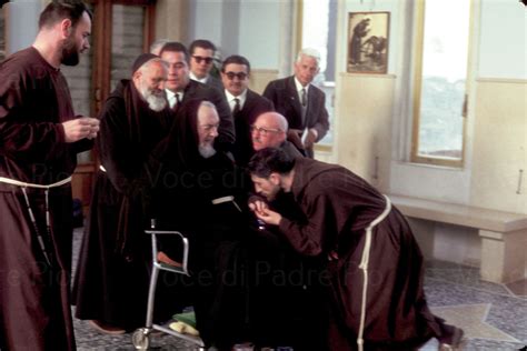 Padre Pio con le stimmate in preghiera