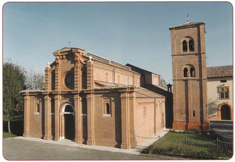 Foto storica e attuale della Pieve di Quarantoli con le strutture di sostegno in vista del restauro