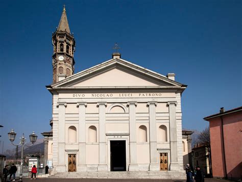 Foto della facciata della Basilica di San Nicolò a Lecco con la scritta dedicatoria