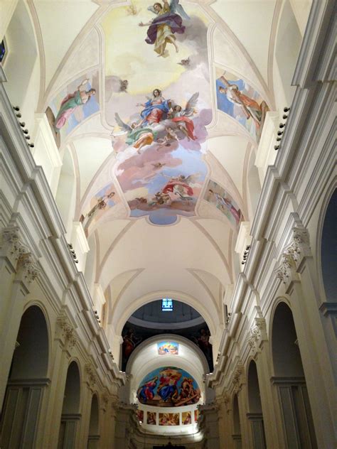 Interno della Basilica di San Nicolò con opere d'arte e decorazioni