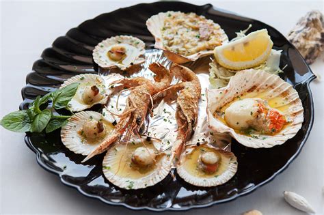 Piatto di pesce fresco presentato in un ristorante di Paola