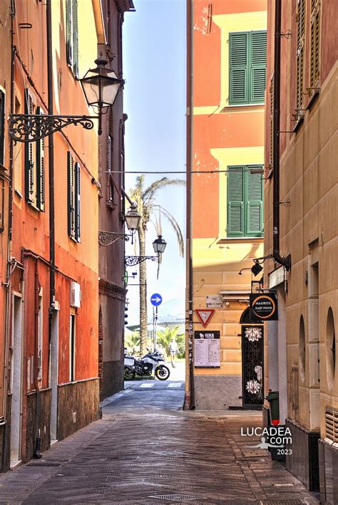 Vicolo caratteristico nel centro storico di Paola con trattoria