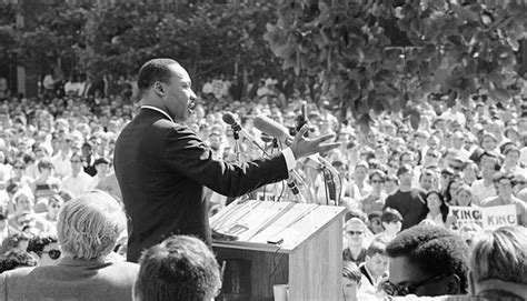 Martin Luther King mentre tiene un discorso durante la marcia da Selma a Montgomery