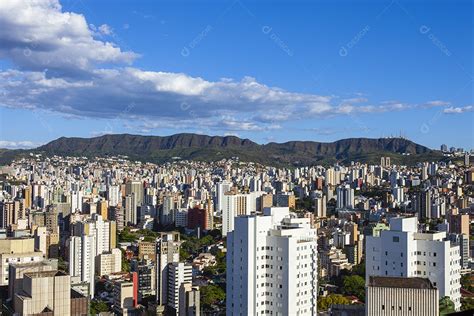 Veduta panoramica di Belo Horizonte con una chiesa in primo piano