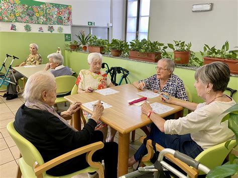 Foto di gruppo di bambini e anziani al Centro di Accoglienza Betânia durante le attività