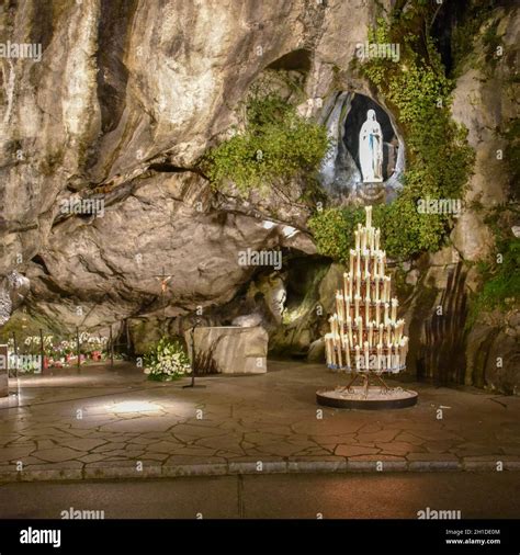 foto della grotta di Lourdes allagata