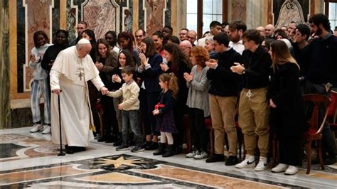 Giovani religiosi ascoltano Papa Francesco