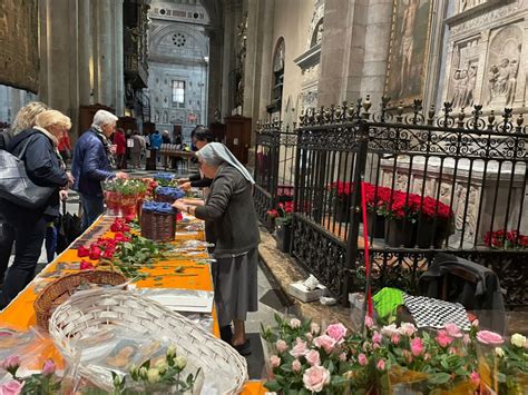 Foto di fedeli che partecipano alla benedizione delle rose