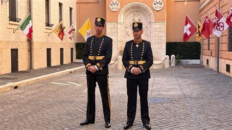 Confronto tra le uniformi della Gendarmeria Vaticana e della Guardia Svizzera Pontificia