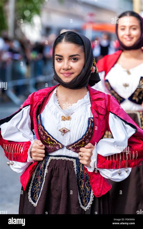 Sfilata di costumi tradizionali sardi durante la Festa del Redentore