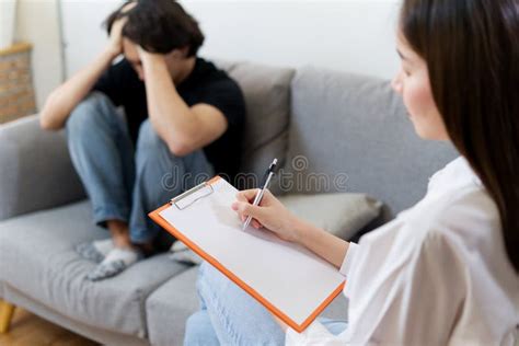 immagine di psicoterapeuta in studio durante una sessione o immagine simbolica di benessere mentale