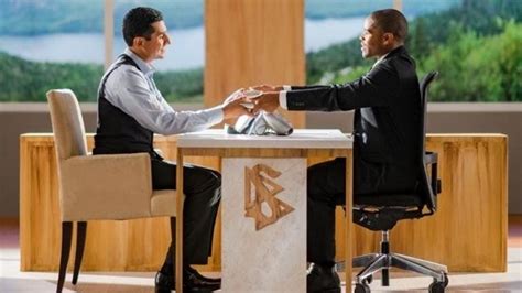 Persona che partecipa a una sessione di auditing di Scientology con un auditor e un E-meter