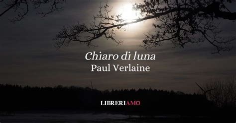Brocchi con erbe e fiori lasciate fuori al chiaro di luna per l'acqua di San Giovanni