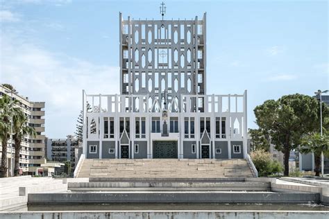 Foto della facciata frontale della Concattedrale di Taranto con la vela