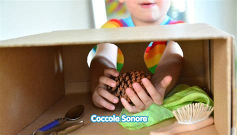 Foto di bambini che toccano oggetti misteriosi o assaggiano bevande bendati