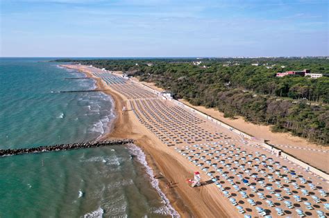 Riepilogo delle recensioni degli ospiti dell'Hotel Abbazia Lignano Pineta, evidenziando i punti di forza
