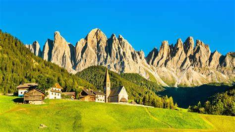 Paesaggio montano delle Dolomiti con sentieri escursionistici