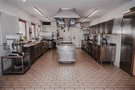 Cucina attrezzata e spaziosa di una casa in autogestione