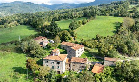 Borgo storico con chiesa medievale immerso nel verde