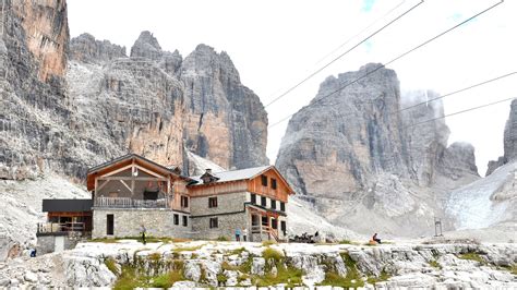 Moderni hotel in stile montano nelle Dolomiti di Brenta