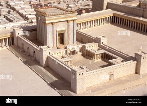 Maestosa architettura del Tempio di Gerusalemme, con dettagli che ne sottolineano la ricchezza ornamentale.