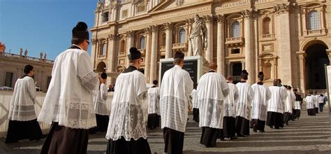 Rappresentazione simbolica della Chiesa come corpo mistico, con fedeli impegnati in diverse attività caritatevoli e spirituali.