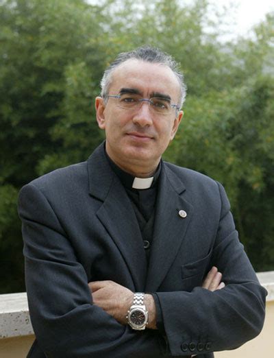 Monsignor Antonio Staglianò, vescovo di Noto, durante un'omelia con i giovani