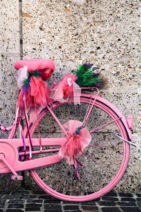 Bicicletta decorata con fiori e nastri per celebrazione