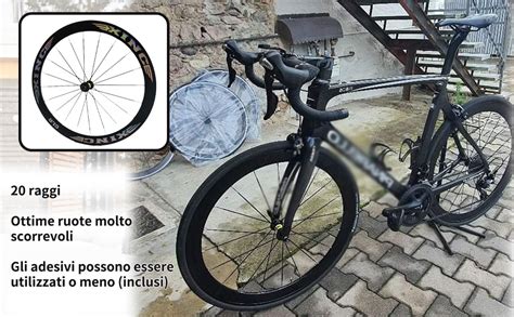 Ruota di bicicletta con raggi decorati in modo creativo