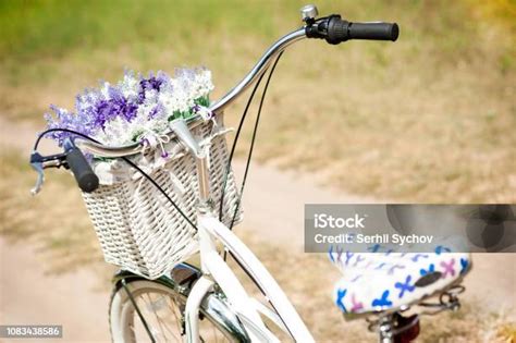 Bicicletta con cestino decorato con fiori finti