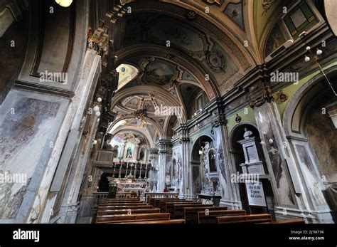 Interno barocco della Chiesa di San Pietro Apostolo con stucchi e affreschi