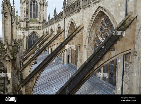 Sezione trasversale dell'Abbazia di Westminster che mostra il sistema di archi rampanti e volte