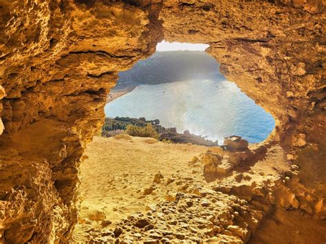 Foto di un santuario scavato nella roccia o in una grotta