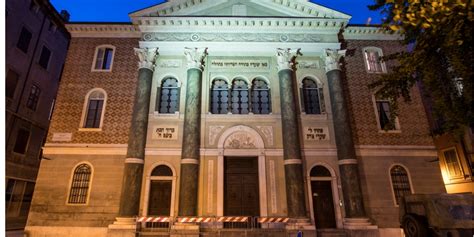 Rappresentazione storica di un'antica sinagoga o di un maestro ebreo che insegna
