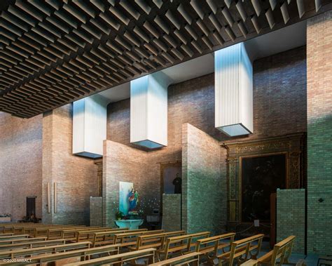 Interno della Chiesa di San Giovanni Bosco con focus sulle vetrate e il soffitto