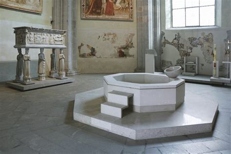 Dettaglio dei bassorilievi di Lionello Galasso o del fonte battesimale nella Cripta