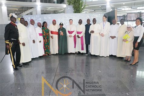 Foto dell'arcivescovo Michael Francis Crotty e del personale della nunziatura ad Abuja